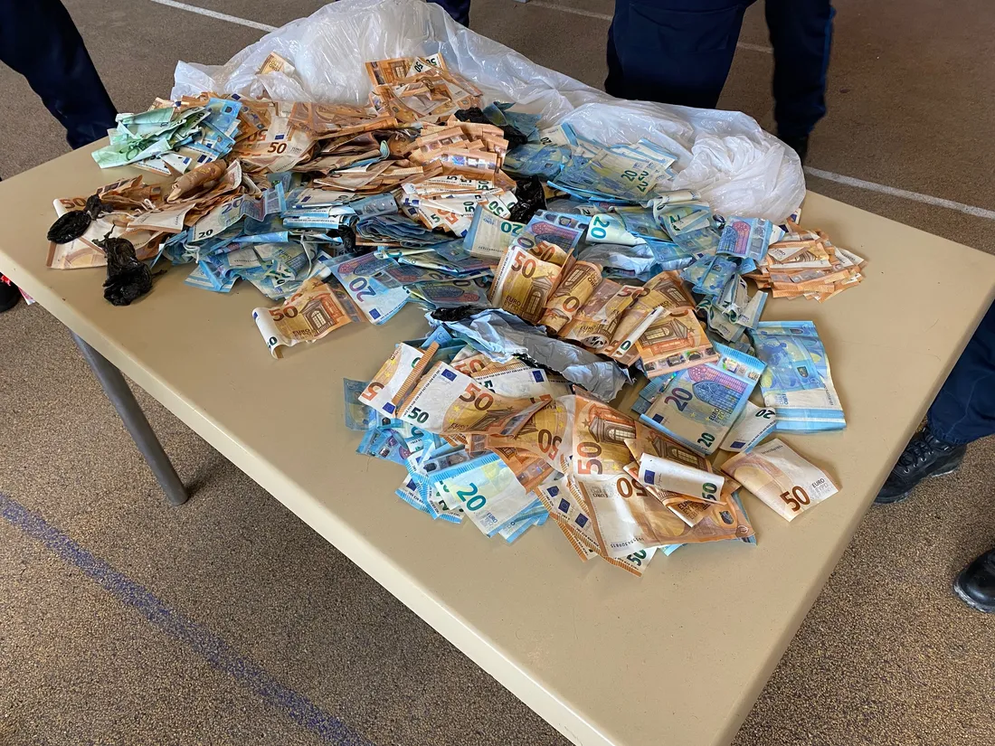 50 000 euros en billet ont été repêchés dans la fontaine de la place de la République 